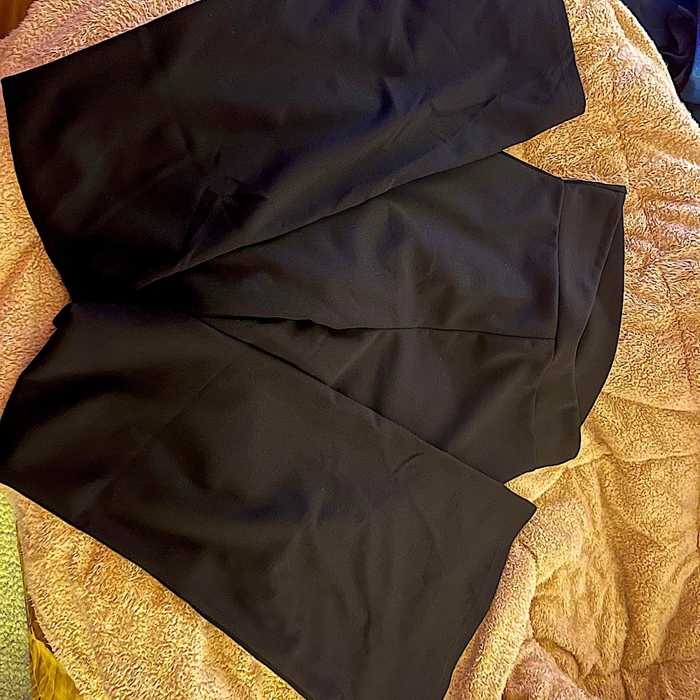 I’m selling two comfy pants from FashionNova